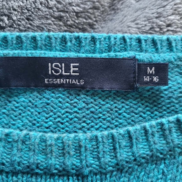 Isle Essentials womans sweater. Size medium. - Picture 2 of 4